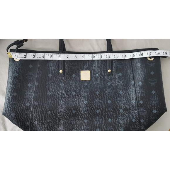 SOLD NWT MCM Signature Liz Reversible Tote Limited - Picture 13 of 14